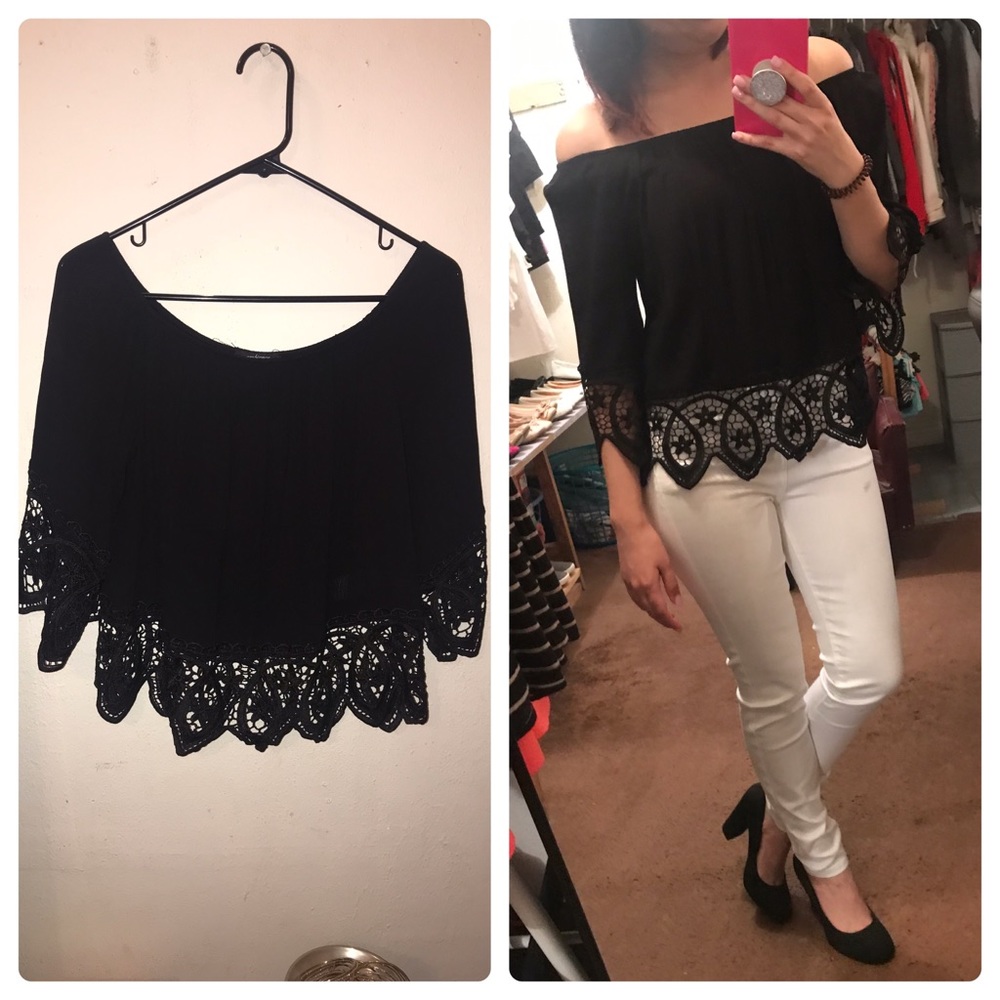 Black Off The Shoulder Flowy Top 🖤